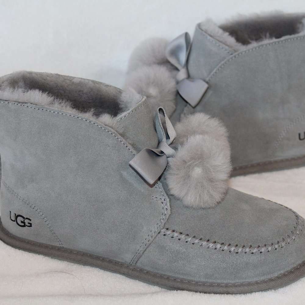UGG KALLEN GRAY‎ POM SUEDE SLIPPERS HOUSE SHOES